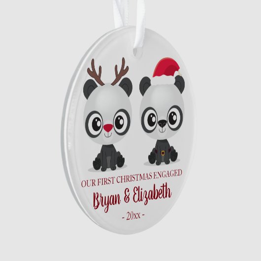 Eerste Kerstfeest geëngageerd of gehuwde grappige  Ornament (voorkant)