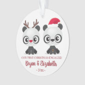 Eerste Kerstfeest geëngageerd of gehuwde grappige  Ornament (voorkant)