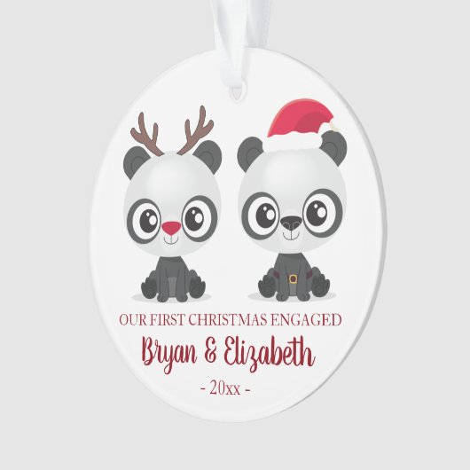 Eerste Kerstfeest geëngageerd of gehuwde grappige  Ornament (voorkant)