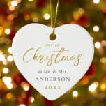 Eerste Kerstfeest gehuwd als de heer Mrs Wedding F Keramisch Ornament<br><div class="desc">Aangepast ontworpen harsvormig keramisch kerstversiermiddel met modern goudkalligrafie "Ons eerste kerstfeest". Personaliseer met trouwfoto,  naam,  en datum.</div>