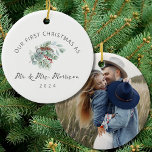 Eerste Kerstfeest Gehuwd als Mr. & Mrs Foto Keramisch Ornament<br><div class="desc">Vier je eerste kerst als pasgetrouwden met dit charmante foto keramische ornament, ter herdenking van de speciale mijlpaal. Personaliseer het met een favoriete bruiloft of de foto van een paar, prachtig ingelijst in een tijdloos "First Christmas Married as Mr & Mrs." -ontwerp. Gemaakt voor duurzaamheid, dit ornament is ideaal voor...</div>