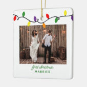 Eerste kerstfeest Gehuwd met kleurrijke kerstlicht Keramisch Ornament (Links)