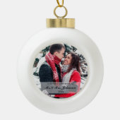 Eerste Kerstfeest Gehuwd Mr. & Mrs. Photo Keepomwi Keramische Bal Ornament (Voorkant)