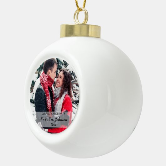 Eerste Kerstfeest Gehuwd Mr. & Mrs. Photo Keepomwi Keramische Bal Ornament (Rechts)