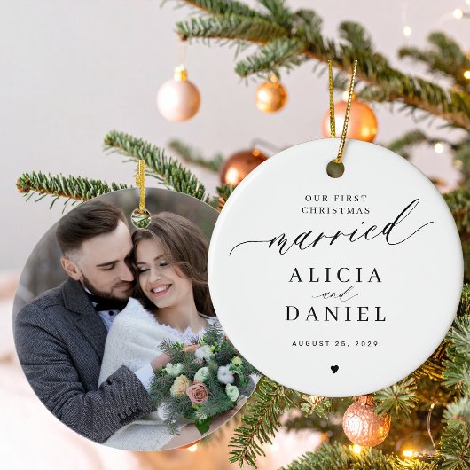 Eerste kerstfeest getrouwd moderne foto keramisch ornament