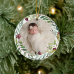 Eerste kerstfeest groene feestdag grote Baby Foto Keramisch Ornament<br><div class="desc">Dit elegante tweezijdige vakantiefoto keepomwille ornament bevat een pasgeboren foto van je baby meisje, omgeven door een grillige waterverf met een griezelige kreet. De achterkant van het ornament bevat de tekst "Eerste Kerstmis" met een aangepaste tekst die kan worden aangepast aan de volledige naam van de baby en het geboortejaar....</div>