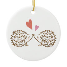 Eerste kerstfeest met aangepaste egel-versiering