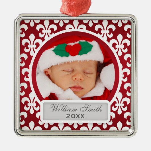 Eerste kerstfeest met baby De Lis Red Metalen Ornament (Voorkant)