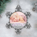 Eerste Kerstfeest Paarse baby-meisje Foto Tin Sneeuwvlok Ornament<br><div class="desc">Het ontwerp van het ornament "Mijn eerste Kerstmis" en het sneeuwvlokkige grensbeeld kan worden gepersonaliseerd met de naam en het geboortejaar van het meisje. Omvat een tweede foto op de rug. Licht lavender paarse,  grijze en witte kleuren.</div>