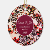 Eerste kerstfeest samen winterbessen keramisch ornament (Links)