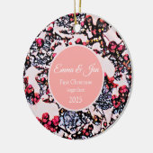 Eerste kerstfeest samen winterbessen keramisch ornament (Links)