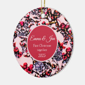 Eerste kerstfeest samen winterbessen keramisch ornament (Links)