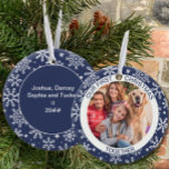 Eerste kerstfeest Together Foto Blue Snowflake Keramisch Ornament<br><div class="desc">Onze eerste kerstversiering is gepersonaliseerd met uw foto, naam(en), jaar en aangepaste tekst. Deze vakantieversiering is blauw en versierd met witte sneeuwvlokken. Het is voorzien van de letters "onze eerste kerst samen" en u kunt "samen" de tekst van uw keuze wijzigen. De achterzijde heeft meer sneeuwvlokken en ruimte om jouw...</div>