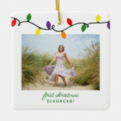 Eerste kerstfeestvieren met kleurrijke kerstlichte keramisch ornament (Voorkant)