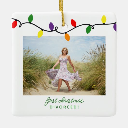 Eerste kerstfeestvieren met kleurrijke kerstlichte keramisch ornament (Voorkant)