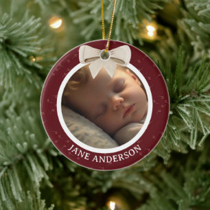 Eerste kerstfoto baby met witte strik en rode acht keramisch ornament