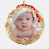 Eerste kerstfoto met Baby Gold Wreate Keramisch Ornament (Achterkant)