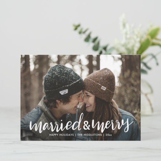 Eerste kerstfoto met gehuwd en verrukt script feestdagenkaart (Staand voorkant)