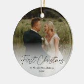 Eerste kerstfoto Moderne handgeschreven bruiloft f Keramisch Ornament (Links)