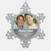 Eerste kerstfoto MR en MR Silver Damask Tin Sneeuwvlok Ornament (Voorkant)
