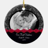 Eerste kerstfoto-ornament Couple Black Damask Keramisch Ornament (Achterkant)