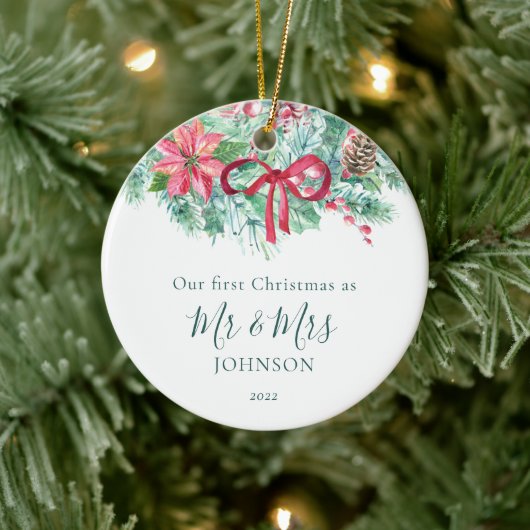 Eerste kerstfoto Pas getrouwd Berries & Greenery Keramisch Ornament (Boom)