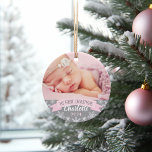 Eerste kerstfoto Roze babymeisje Foto Ornament<br><div class="desc">Het ontwerp van het ornament "Mijn eerste Kerstmis" en het sneeuwvlokkige grensbeeld kan worden gepersonaliseerd met de naam en het geboortejaar van het meisje. Omvat een tweede foto op de rug. Lichtroze,  grijze en witte kleuren.</div>