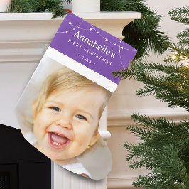 Eerste kerstfoto van de baby paars kleine kerstsok