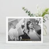 Eerste kerstfoto van een gelukkig getrouwd stel feestdagenkaart (Staand voorkant)