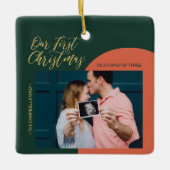 Eerste kerstfoto van Green, Red & Gold Modern Keramisch Ornament (Voorkant)