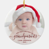 Eerste kerstfoto van grootouders in rode script keramisch ornament (Achterkant)