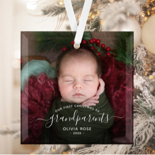 Eerste kerstfoto van grootouders met witte schrift glas ornament