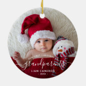 Eerste kerstfoto van grootouders met witte script keramisch ornament (Achterkant)