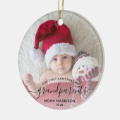 Eerste kerstfoto van grootouders met zwarte tekst keramisch ornament (Links)