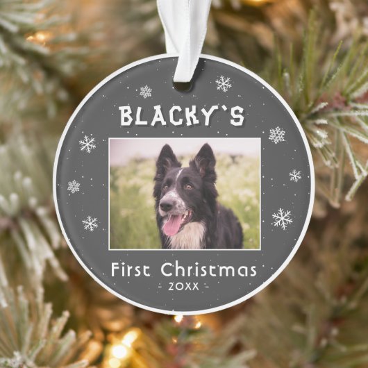 Eerste kerstfoto van Puppy Grey Snowflakes Foto Ornament (Boom)