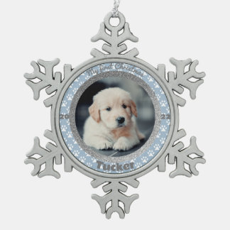Eerste kerstfoto van puppy met blauwe pootafdruk tin sneeuwvlok ornament
