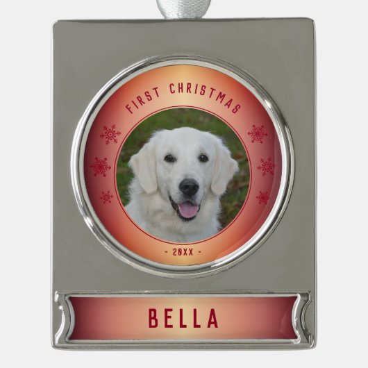 Eerste kerstfoto van Red Snowflake Puppy Verzilverd Banner Ornament (Voorkant)