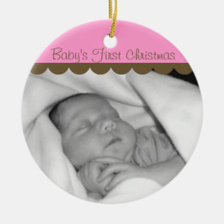 Eerste kerstfoto van roze baby, versierd keramisch ornament