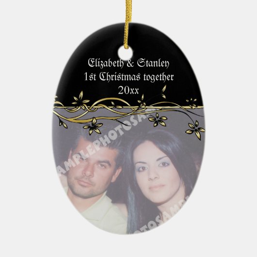 Eerste kerstfoto van Wedding Couple Keramisch Ornament (Voorkant)