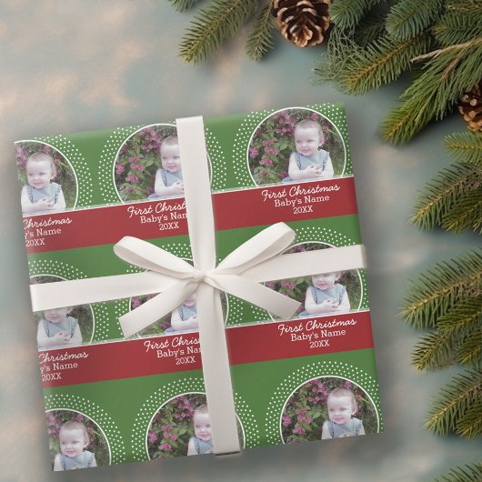 Eerste kerstfoto voor baby: rood en groen cadeaupapier
