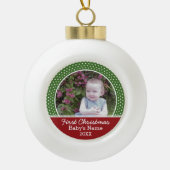 Eerste kerstfoto voor baby: rood en groen keramische bal ornament (Voorkant)