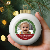 Eerste kerstfoto voor baby: rood en groen keramische bal ornament