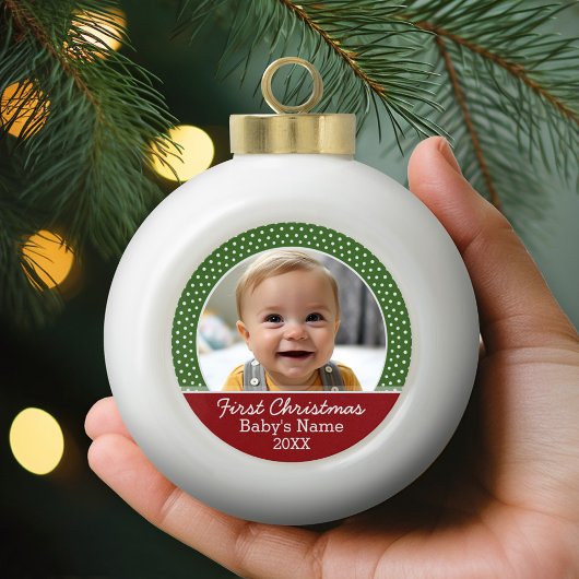 Eerste kerstfoto voor baby: rood en groen keramische bal ornament