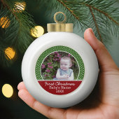 Eerste kerstfoto voor baby: rood en groen keramische bal ornament