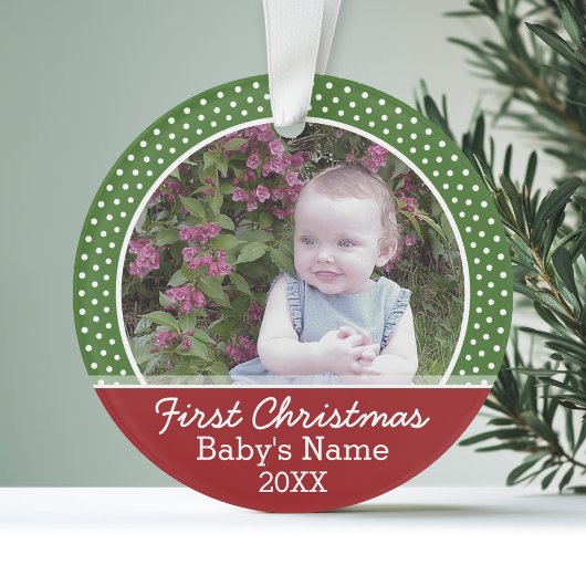 Eerste kerstfoto voor baby: rood en groen ornament