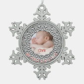 Eerste Kerstkerkerst Foto: Elegant Silver Red Tin Sneeuwvlok Ornament (Voorkant)