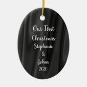 Eerste Kerstkerst Elegant Black & White Satin Cool Keramisch Ornament (Voorkant)