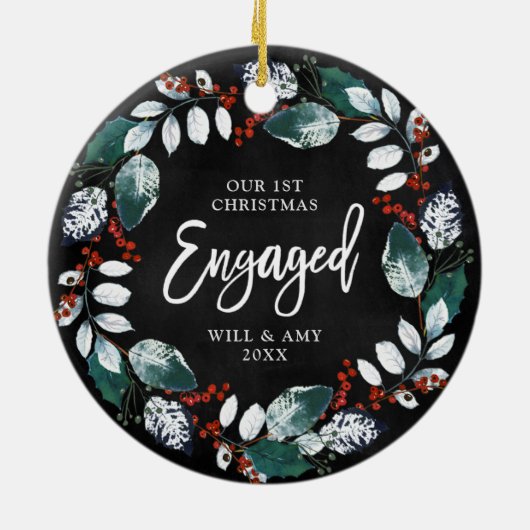 Eerste Kerstkerst Gepersonaliseerd Holly Greenery Keramisch Ornament (Achterkant)