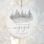 Eerste Kerstkerst met Woodland Trees Grey Script Keramisch Ornament<br><div class="desc">Herinneer je verloving met dit mooie rustige keepjesornament. De grijze tekst leest "Onze eerste kerst bezet, "met het woord "bezeten"in elegant manuscript met bloei voor en na. In de illustratie van de waterverf staat een winterbos met evergroene bomen in grijze tinten.</div>