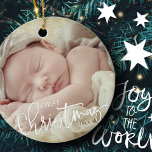 Eerste Kerstkerstcursile Aangepaste Baby foto Keramisch Ornament<br><div class="desc">Dit eenvoudige en klassieke ontwerp is samengesteld uit serif typografie en voegt een douanefoto en een jaar toe.</div>